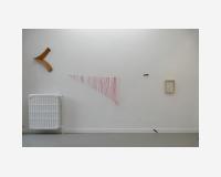 "Voir que ça tient" - "Seeing that it holds" - exhibition vue - "Deux droites pour un chemin qui ne se veut pas le plus court (dessin à poignées)" - "Two straight lines for a path that is not meant to be the shortest (drawing with handles)"