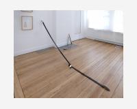 "Voir un lien entre peinture et ceinture" - "Seeing a link between paint and belt (but in Frech)", 2025 - belt, Indian ink on Tyvek, 4 pins - 315 x 4,5 x 4 cm