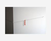 "La peinture ne tient qu'à un fil (dessin d'angle)" - crayon et peinture rouge sur Tyvek, 2 épingles, 1 cheville