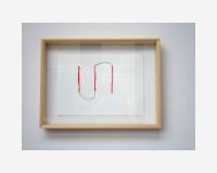 Sans titre (Le un, le deux, le trois) 2011 - crayon et aquarelle rouge sur papier, découpé, 2 épingles, encadré, dimensions: 30x40cm