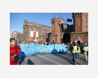 Littoral (la mer est une interdiction de passer - projet d’une barrière pour les côtes de l’Europe) 2016 Dessin découpé, acrylique sur Tyvek, 150 x 800cm manifestation « Human wave for solidarity and humanity » Bruxelles, 25/2/2018 
