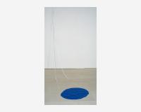 "Promener la peinture 2" - une tache de peinture bleue tenue par un fil de crayon découpé - émail et crayon sur papier synthétique, 1 épingle      © Benoît Félix 2008